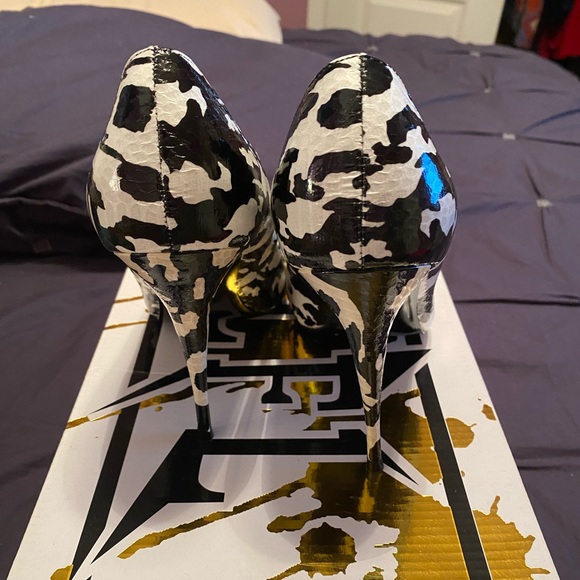 Black and white pointed toe heels - Picture 2 of 3